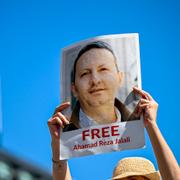 Bild på den svensk-iranske forskaren Ahmadreza Djalali som sitter fängslad i Iran i samband med att Djalalis fru,  Vida Mehrannia, träffade utrikesminister Tobias Billström (M) i Stockholm.