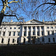 På platsen för den nya ambassaden ligger idag Royal Mint Court.