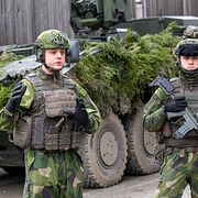 Livgardets kompanichefer Jakob och Schmidt under en övning våren 2026. Arkivbild.