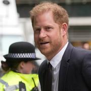 Prins Harry anländer till domstolen i London.