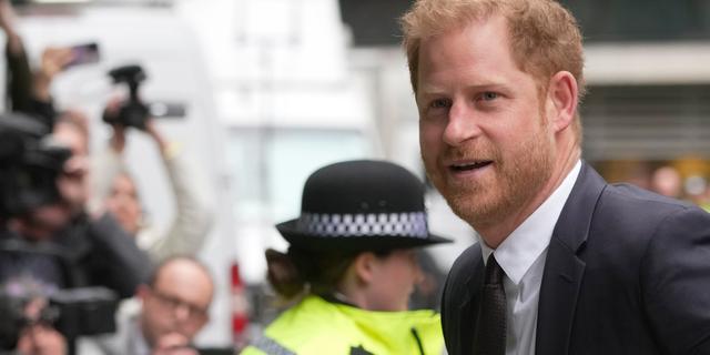 Prins Harry anländer till domstolen i London. Kin Cheung / AP