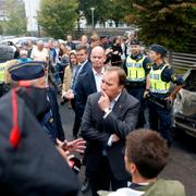 Stefan Löfven (S) träffar polismän på Frölunda torg i Göteborg