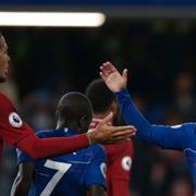 Liverpools Virgil van Dijk tackar Chelsea Eden Hazard för en god match.