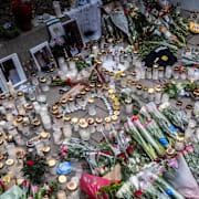 Blommor på mordplatsen.