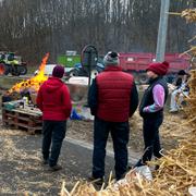 Unga belgiska bönder blockerar vägen mellan Bryssel och Paris under tisdagen.