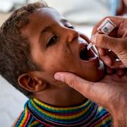 Ett barn får vaccin mot polio i Gaza. 