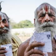 Hinduer i Varanasi röstar.