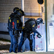 Polis och bombtekniker på plats i Rosengård. 