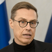 Finlands president Alexander Stubb och en bild på Östersjön. 