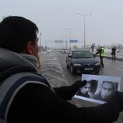 En turkisk polis håller upp en bild på den misstänkte gärningsmannen bakom nattklubbsdådet vid en gränskontroll, 6 januari.