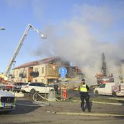 Polis och räddningstjänst arbetar efter att en brand  har inträffat vid en fastighet i Hölö, Södertälje.