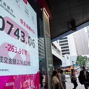 Illustrationsbild. Hongkongbörsens Hang Seng-index på en skylt.