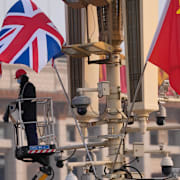 Brittiska flaggor i Peking inför Starmers ankomst.
