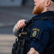 En polisman pratar i sin radio vid i Malmö i början på mars. Arkivbild. 