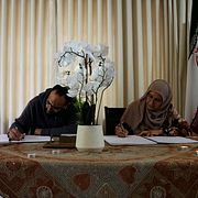 Sörjande i Iran skriver hälsningar till landets dödade högsta ledare ayatolla Ali Khamenei.