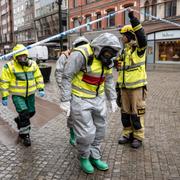 Polisens bombtekniker (i grön dräkt) och räddningstjänstens kemdykare.