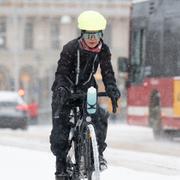 Kvinna cyklar i Stockholm. 