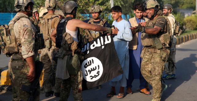 IS-flagga vid tidigare attack i Afghanistan. Arkivbild.  Rahmat Gul / TT NYHETSBYRÅN