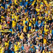 Svenska fans under matchen mot Slovakien. 