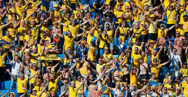 Svenska fans under matchen mot Slovakien.  Maxim Shemetov / TT NYHETSBYRÅN