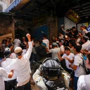 Israeler och palestinier på en gata i de muslimska kvarteren i Jerusalem i dag. 