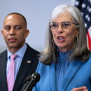 Demokraterna Hakeem Jeffries och Katherine Clark håller presskonferens om folkomröstningen i Virginia den 23 april. Väljare i Alexandria, Virginia den 21 april.