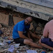 Boende och räddningsarbetare söker i rasmassorna i Caracas, Venezuela, den 25 juni 2026.