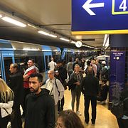 Perrongen på Slussen i Stockholm fullpackad med folk i kvällsrusningen efter strömavbrottet.