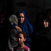 Kvinnor sörjer på sjukhuset Al-Awda i Nuseirat i Gaza. 