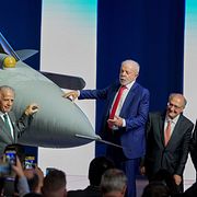 Brasiliens president Luiz Inacio Lula da Silva med Jas Gripen-plan i mars i år.