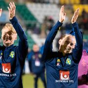 Nilla Fischer och Stina Blackstenius tackar publiken. 