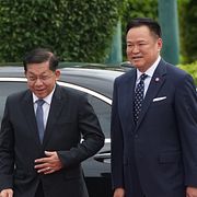 Thailands premiärminister Anutin Charnvirakul till höger och Myanmars president Min Aung Hlaing anländer  till regeringsbyggnaden i Bangkok.