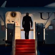 Joe Biden går ombord på Air Force One. Arkivbild.