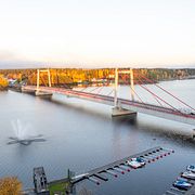 Arkivbild från 30 september: Strömsundsbron längs E45 är helt avstängd efter en olycka med en tung transport.