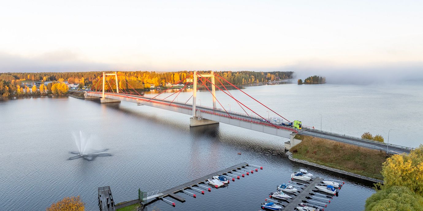 Arkivbild från 30 september: Strömsundsbron längs E45 är helt avstängd efter en olycka med en tung transport.