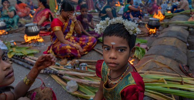 Barn vid skördefestival i ett av världens största slumområden i Mumbai i Indien, 15 januari.  Rafiq Maqbool / AP