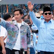 Prabowo Subianto tillsammans med sin vicepresidentkandidat Gibran Rakabuming Raka, son till den sittande presidenten Joko Widodo.