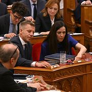 Ungerns premiärminister Peter Magyar i mitten ihop med sin utrikesminister Anita Orban.
