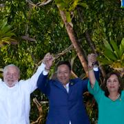 Gruppfoto på mötet. På bilden syns Colombias president Gustavo Petro (längst till vänster), Brasiliens Lula Da Silva, Bolivias Luis Arce, Perus Dina Boluarte och Venezuelas Delcy Rodriguez.