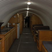 En ingång till en bunker från Atlas Survival Shelters i Texas/Bolagets ägare Ron Hubbard på sitt kontor.