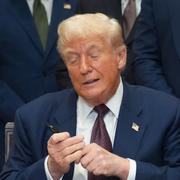 Trump skriver under en presidentorder på torsdagskvällen, svensk tid. 