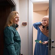 Centerpartiets ledare Elisabeth Thand Ringqvist knackar dörr  i Norrköping, arkivbild från 2021.