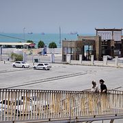 Två kvinnor i hamnen i Bandar Abbas.