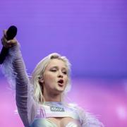 Popartisten Zara Larsson under spelningen på Way Out West. 