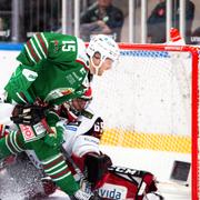 Rögles Simon Ryfors gör 4-3 under ishockeymatchen i SHL mellan Rögle och Malmö Redhawks 