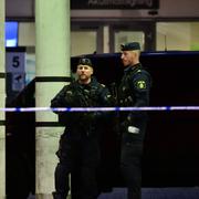 Polis och avspärrningar utanför akuten i Malmö då ett antal personer som blivit skottskadade i en skjutning i Holma tagits dit för vård