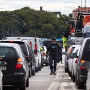 Vägspärr på bron mellan Lidingö och Ropsten efter att en man har skjutits ihjäl på Lidingö förra sommaren.