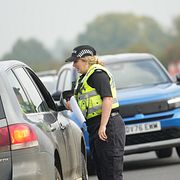 Polisen på plats vid den brittiska flygbasen RAF Fairford.