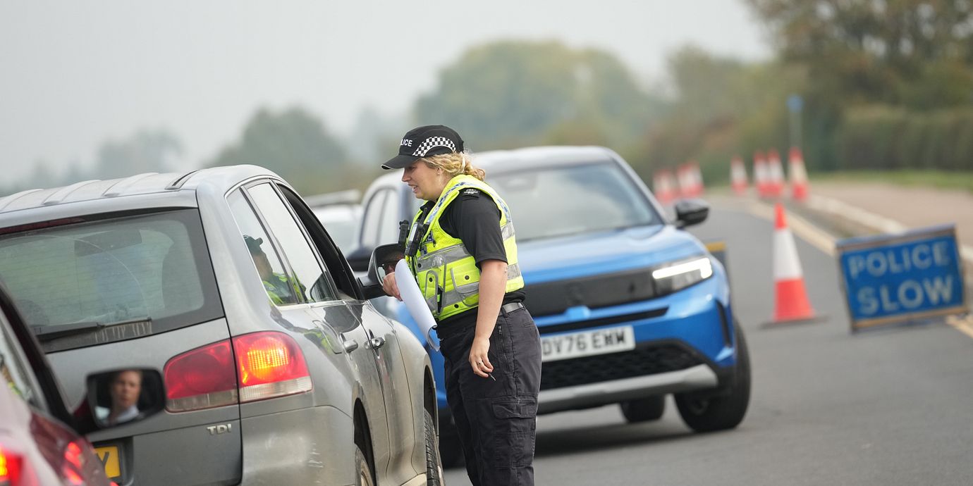 Polisen på plats vid den brittiska flygbasen RAF Fairford.