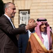 Irans utrikesminister Hossein Amirabdollahian till vänster och hans saudiska motpart Faisal bin Farhan under mötet i juni.